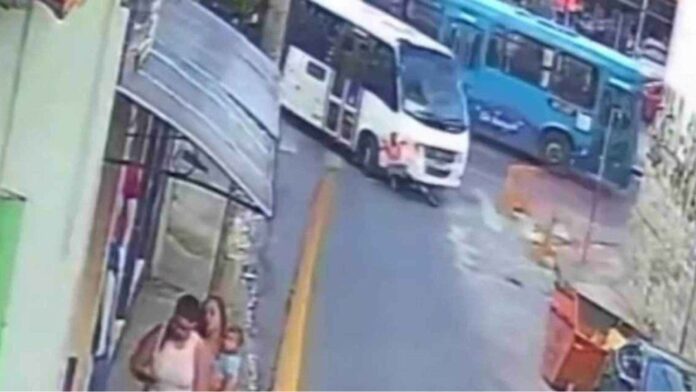 Criança (de 10 anos) que andava de bicicleta, quase é atropelada por micro-ônibus em BH