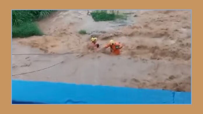 MG: bombeiros salvam menino de 13 anos preso em pedras dentro de rio durante tempestade