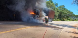 Caminhão rumo a Cachoeira do Campo pega fogo na BR-356, em Itabirito Caminhão rumo a Cachoeira do Campo pega fogo na BR-356, em Itabirito