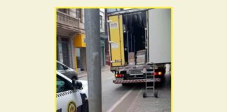 Vídeo flagra caminhão sobre passeio no Centro de Itabirito enquanto mercadorias são descarregadas Vídeo flagra caminhão sobre passeio no Centro de Itabirito enquanto mercadorias são descarregadas