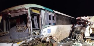 Mariana: choque entre ônibus e caminhão mata 1 e fere 6 na MG-129 Mariana: choque entre ônibus e caminhão mata 1 e fere 6 na MG-129