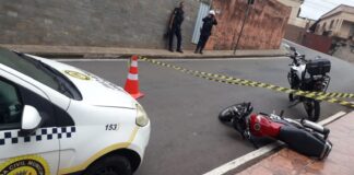 Itabirito: fazendo malabarismos em moto sem placa, jovem de 17 anos bate veículo ao fugir da GCM Itabirito: fazendo malabarismos em moto sem placa, jovem de 17 anos bate veículo ao fugir da GCM