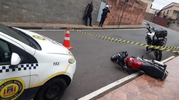 Itabirito: fazendo malabarismos em moto sem placa, jovem de 17 anos bate veículo ao fugir da GCM