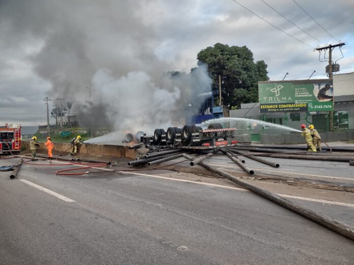 MG: carreta capota, pega fogo e motorista morre carbonizado na BR-381