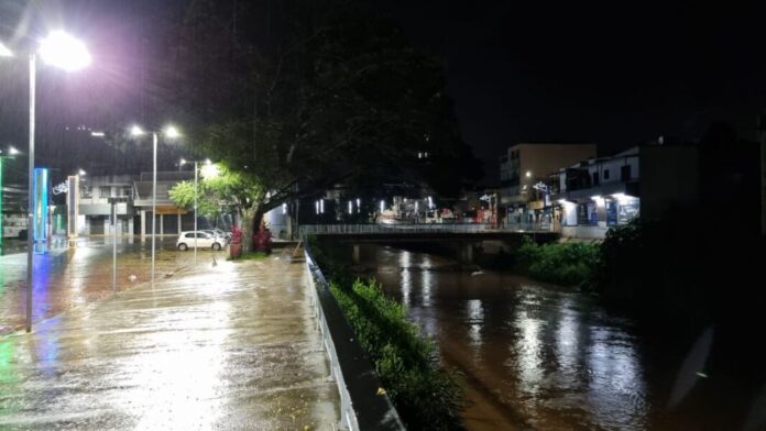 Previsão de chuva de 40 a 60 mm nas próximas 24h na região em que está Itabirito