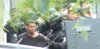 Sequestrador de ônibus em Contagem tenta se matar após liberar refém, mas é imobilizado pelo Bope Sequestrador de ônibus em Contagem tenta se matar após liberar refém, mas é imobilizado pelo Bope