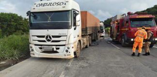 Batida entre caminhões deixa motorista ferido na BR-040; um dos veículos transportava botijões de gás Batida entre caminhões deixa motorista ferido na BR-040; um dos veículos transportava botijões de gás