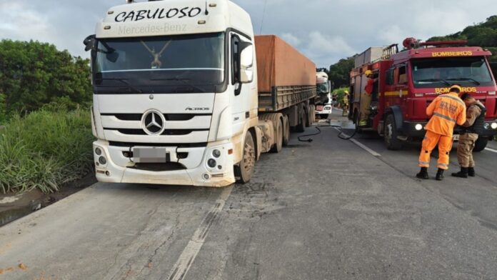 Batida entre caminhões deixa motorista ferido na BR-040; um dos veículos transportava botijões de gás