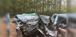 Colisão entre carros deixa 5 mortos na MG-436 Colisão entre carros deixa 5 mortos na MG-436