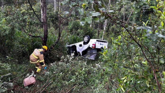 Motorista perde controle de carro, e veículo desce barranco na BR-356, em Ouro Preto