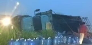 Caminhão carregado com galões de água mineral tomba na BR-040 Caminhão carregado com galões de água mineral tomba na BR-040