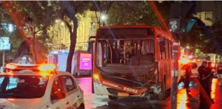 3 agentes ficam feridos após viatura da Guarda Municipal avançar sinal e colidir com ônibus em BH 3 agentes ficam feridos após viatura da Guarda Municipal avançar sinal e colidir com ônibus em BH