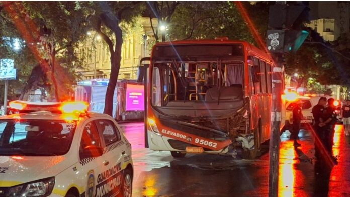 3 agentes ficam feridos após viatura da Guarda Municipal avançar sinal e colidir com ônibus em BH