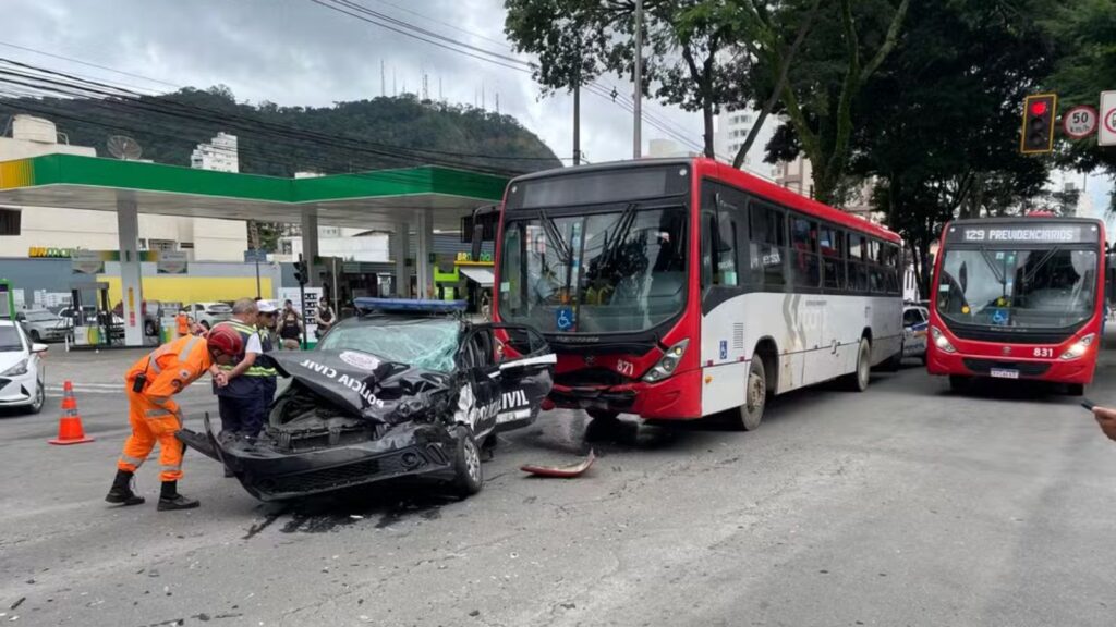 MG: viatura da PC que levava preso avança sinal vermelho e bate em ônibus; 6 feridos