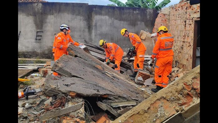 MG: Laje desaba em obra, esmaga trabalhador, mas Corpo de Bombeiros o resgata ainda com vida