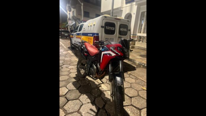 Polícia Militar recupera, em Mariana, motocicleta furtada em BH; jovem é preso por receptação