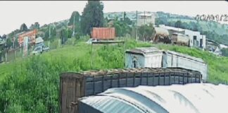 MGC-497: semirreboque tomba e arrasta 2 carros; em 1 dos veículos, pais morrem e filha (8 anos) fica ferida MGC-497: semirreboque tomba e arrasta carros; em 1 dos veículos, pais morrem e filha (8 anos) fica ferida