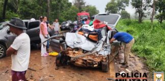 1 morre e 3, incluindo bebê de 1 ano, ficam feridos após colisão entre carros na MG-420 1 morto e 3, incluindo bebê de 1 ano, ficam feridos após colisão entre carros na MG-420