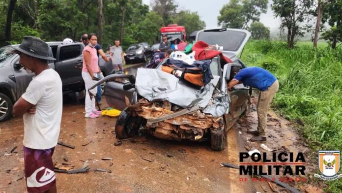 1 morto e 3, incluindo bebê de 1 ano, ficam feridos após colisão entre carros na MG-420