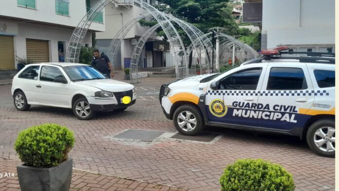 Itabirito: GCM recupera, na Praça do Correios, carro que foi furtado na Rua Getúlio Vargas