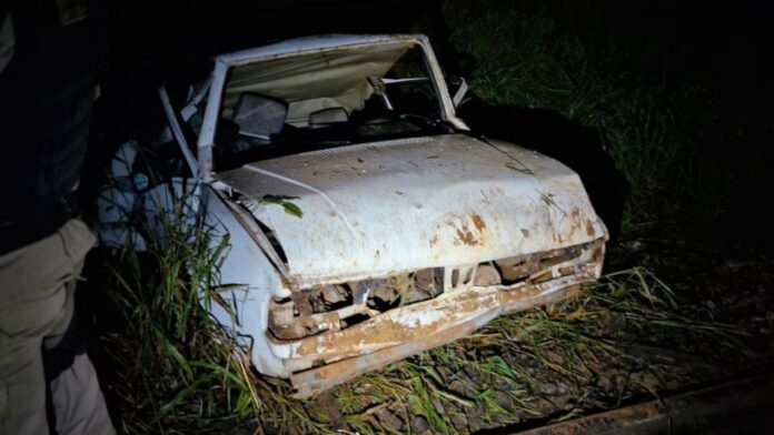 Triângulo Mineiro: carro com família cai em barranco, capota, bebê morre e criança de 4 anos fica ferida