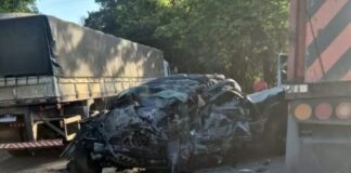 MG: 3 mortos após choque entre caminhonete e carreta na BR-381 MG: 3 mortos após choque entre caminhonete e carreta na BR-381