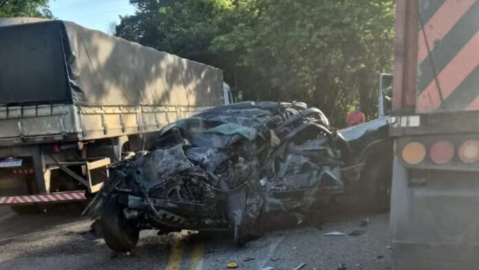 MG: 3 mortos após choque entre caminhonete e carreta na BR-381