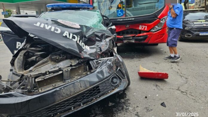 MG: viatura da PC avança sinal vermelho e bate em ônibus; 6 feridos