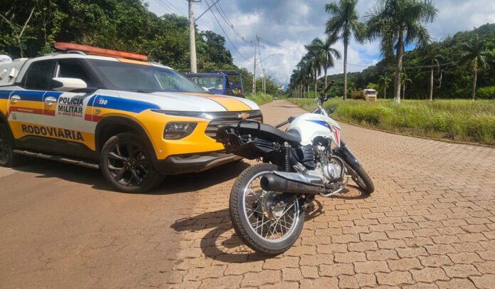 BR-356: em moto com placa suprimida (prática ligada ao grau), condutor tenta fugir da PMRv em Itabirito    