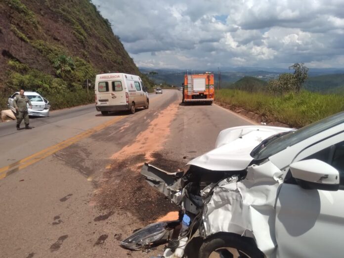 BR-356, Itabirito: choque entre carros deixa 5 feridos perto do radar de velocidade na Serra da Santa