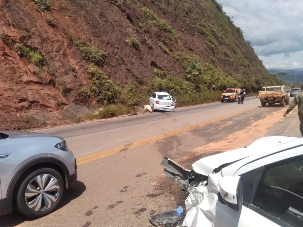 BR-356, Itabirito: choque entre carros deixa 5 feridos perto do radar de velocidade na Serra da Santa