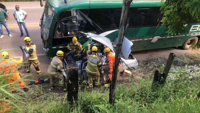 Ouro Preto: acidente entre ônibus e carro na BR-356, perto do Pocinho