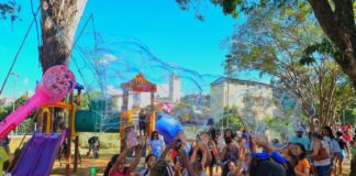 “Vai que é sua, criançada!”: Festival de Bolhas Gigantes reúne famílias na Centenário, em Itabirito
