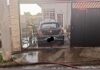 Carro em garagem pega fogo, bombeiros agem rápido e evitam que chamas atingissem casa, em MG Carro em garagem pega fogo, bombeiros agem rápido e evitam que chamas atingissem casa, em MG