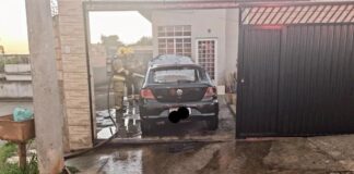 Carro em garagem pega fogo, bombeiros agem rápido e evitam que chamas atingissem casa, em MG Carro em garagem pega fogo, bombeiros agem rápido e evitam que chamas atingissem casa, em MG