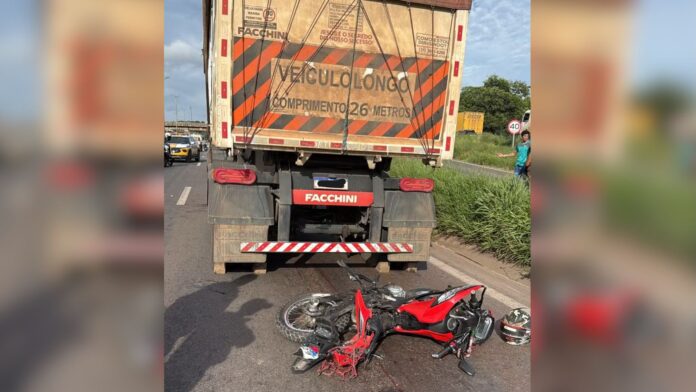 BH: de moto, casal fica gravemente ferido após tentar trafegar entre carreta e caminhão no Anel Rodoviário