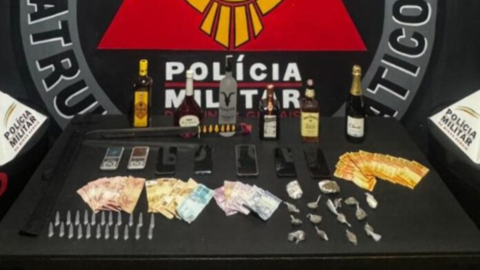 Espada, maconha e cocaína são apreendidos na casa de homem em Mariana