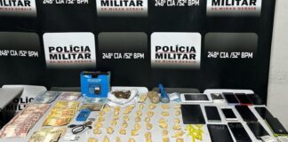 São Cristóvão, Ouro Preto: mãe e filha são presas com 43 pedras de crack, cocaína e 9 celulares São Cristóvão, Ouro Preto: mãe, filha e um 3º presos; 43 pedras de crack, cocaína e celulares apreendidos