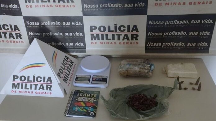 PM prende dupla e apreende motocicleta, skank, além de barras de maconha e cocaína em Mariana