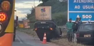 Ao tentar desviar de acidente, que estava sem sinalização, motorista capota carro na BR-040 Ao tentar desviar de acidente, que estava sem sinalização, motorista capota carro na BR-040