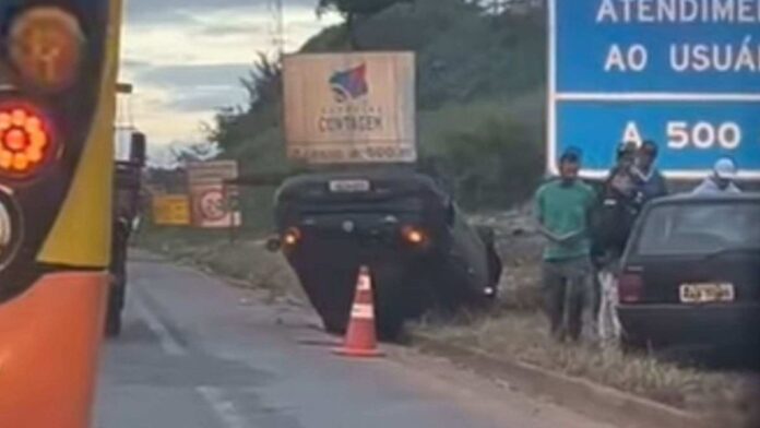 Ao tentar desviar de acidente, que estava sem sinalização, motorista capota carro na BR-040