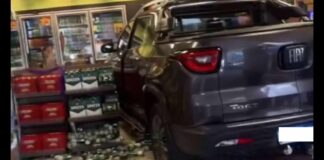 Idosa perde controle de carro e veículo invade loja de conveniência em BH Idosa perde controle de carro e invade loja de conveniência em BH