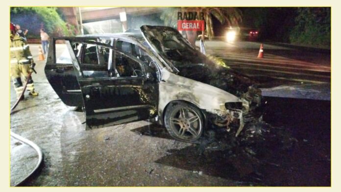 Itabirito, em frente ao Paraki: carro pega fogo após explosão; VEJA FOTOS