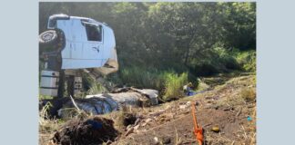 MG: caminhão sai da pista, tomba e atropela homem, que acaba morrendo, na BR-251 MG: caminhão sai da pista, tomba e atropela homem, que acaba morrendo, na BR-251