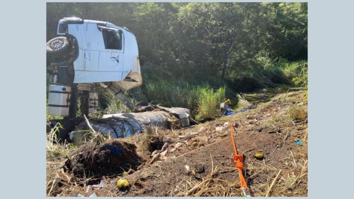 MG: caminhão sai da pista, tomba e atropela homem, que acaba morrendo, na BR-251