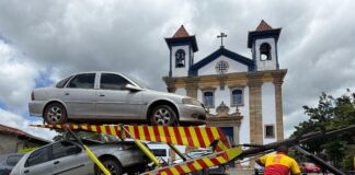 Veículos abandonados em vias públicas são removidos em Mariana Veículos abandonados em vias públicas são removidos em Mariana
