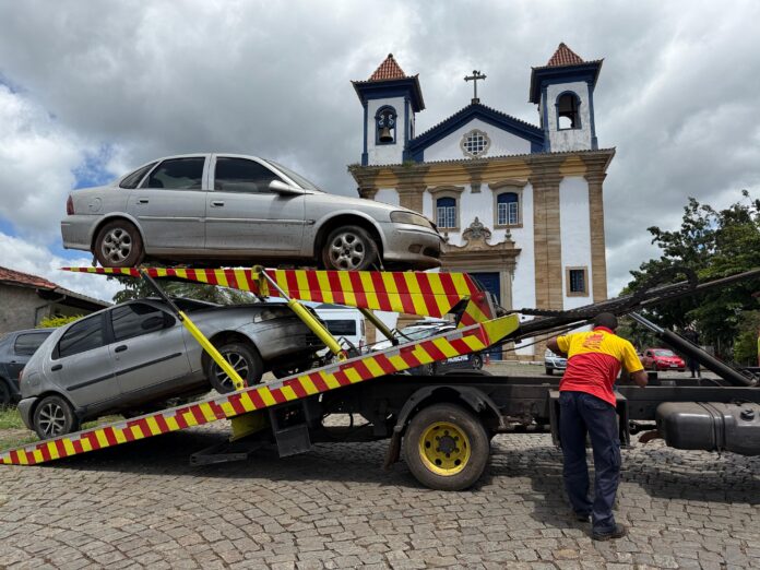 Veículos abandonados em vias públicas são removidos em Mariana