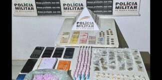 Barro Preto, Mariana: dupla é presa com 83 pinos de cocaína, 36 pedras de crack e 29 porções de maconha Barro Preto, Mariana: dupla é presa com 83 pinos de cocaína, 36 pedras de crack e 29 porções de maconha
