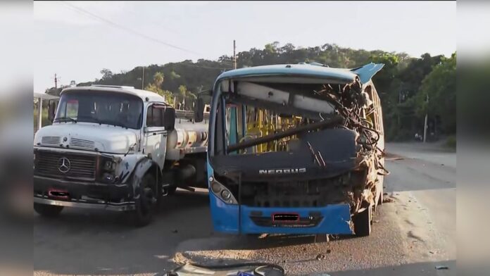 Acidente entre ônibus, carreta e caminhão deixa ferido na BR-381