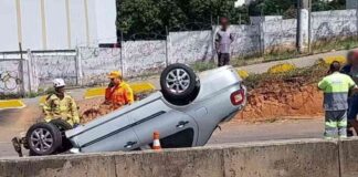 Criança sem estar presa ao cinto de segurança é arremessada de carro em capotamento na MG-050 Criança sem estar presa ao cinto de segurança é arremessada de carro em capotamento na MG-050